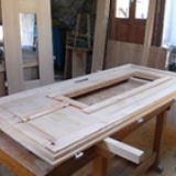 Fabrication de porte d'entrée en mélèze